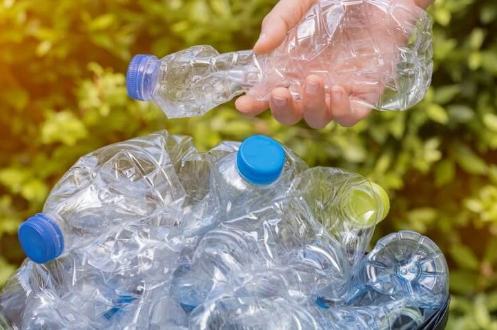 Sprasowane butelki PET przygotowane do recyklingu jako surowiec wtórny po belowaniu w belownicy